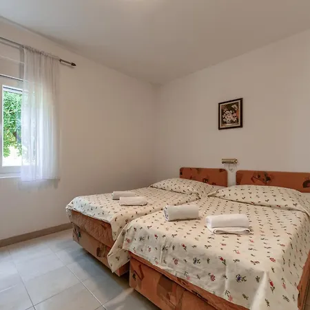 Fuer 23 Personen Mit Privatsphaere Ražanac