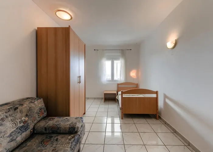 Fuer 23 Personen Mit Privatsphaere * Ražanac