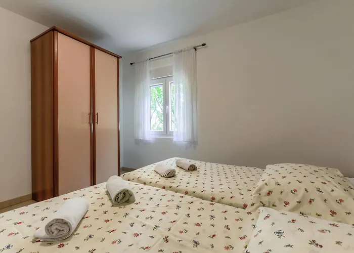 Fuer 23 Personen Mit Privatsphaere Apartman Ražanac